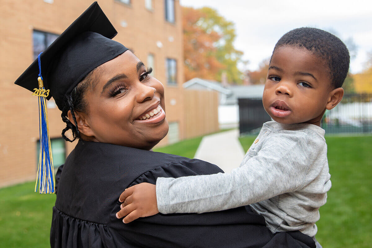 Mother graduation. Holding child. Cleveland<br />
